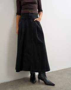 Model wearing Yoke pleated maxi skirt in washed black