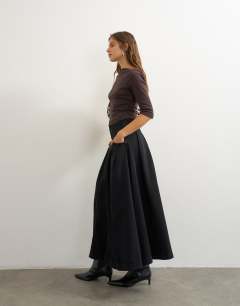 Model wearing Yoke pleated maxi skirt in washed black