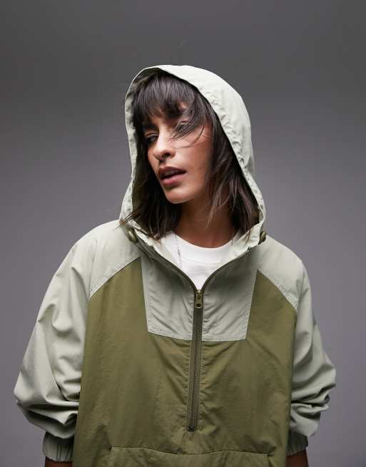 Topshop – Zakładana przez głowę kurtka przeciwdeszczowa z kapturem w patchworkowym stylu w kolorze khaki