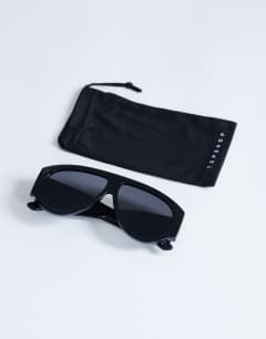 Model wearing Zante aviator sunglasses in black