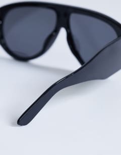 Model wearing Zante aviator sunglasses in black