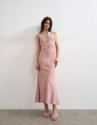 Zartes Kleid in gestreiftem Rosa mit gebundener Vorderseite Rosa 42