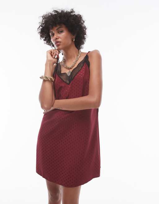 Topshop – Zdobiona koronką bordowa sukienka mini na ramiączkach z żakardowym wzorem
