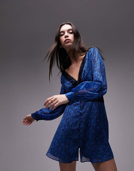 Topshop – Zdobiona koronką sukienka mini z dekoltem w kształcie litery V w niebieski kwiatowy wzór