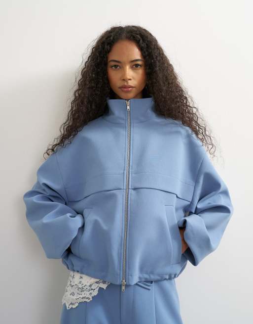 Topshop – Niebieski zestaw: kurtka z wysokim kołnierzem i spodnie z baryłkowymi nogawkami, 2 z 3