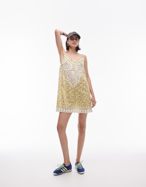 Topshop – Żółta sukienka mini na ramiączkach premium w drobny kwiatowy wzór z angielskim haftem 