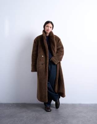 Topshop - Zweireihiger, langer Mantel aus Teddystoff in Braun-Brown