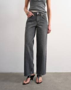 Model wearing Tosphop Cinch low rise relaxed jean in pretty grey