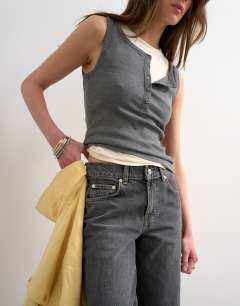 Model wearing Tosphop Cinch low rise relaxed jean in pretty grey