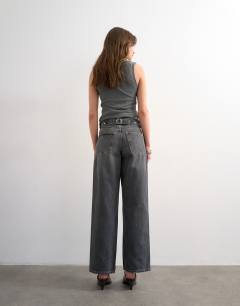 Model wearing Tosphop Cinch low rise relaxed jean in pretty grey