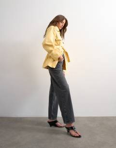 Model wearing Tosphop Cinch low rise relaxed jean in pretty grey
