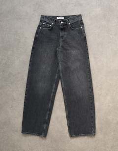 Model wearing Tosphop Cinch low rise relaxed jean in pretty grey
