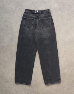 Model wearing Tosphop Cinch low rise relaxed jean in pretty grey