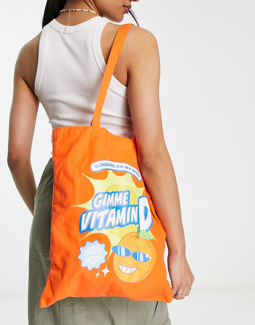tote bag naranja con texto "vitamin d" de skinnydip