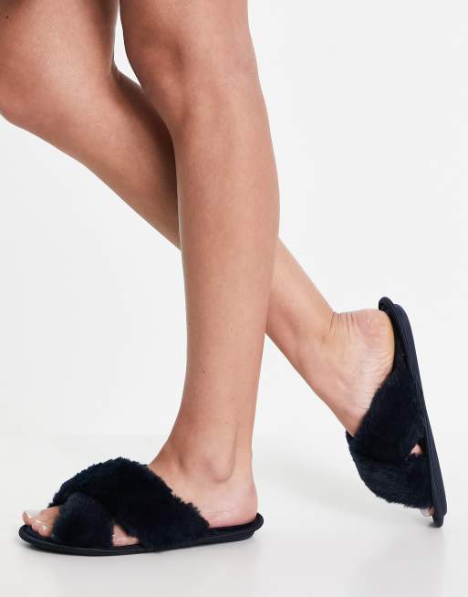 Totes – Flauschige Hausschuhe mit überkreuzten Riemen in Marineblau