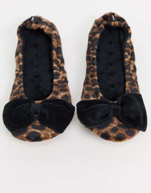 Isotoner leopard best sale print slippers