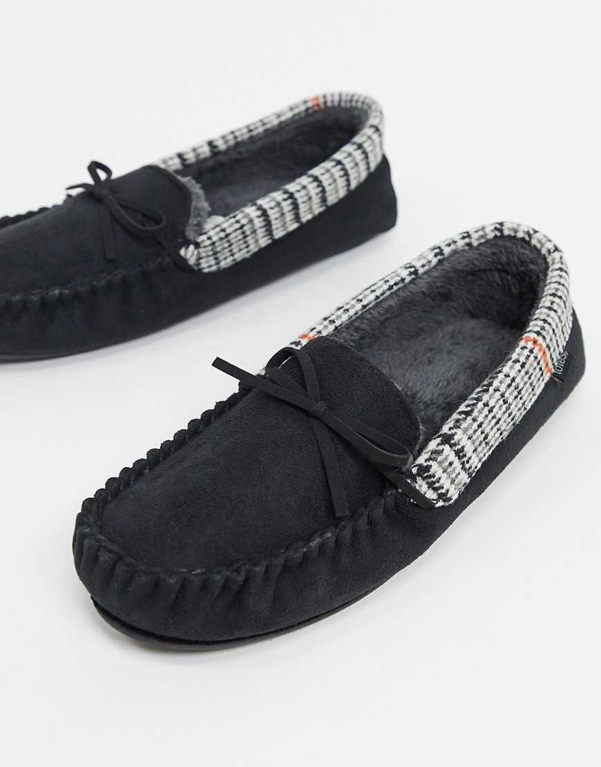 Totes moccasin slippers in black with houndstooth collar