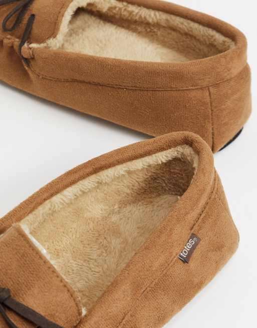 Totes moccasin slippers in tan with faux fur lining