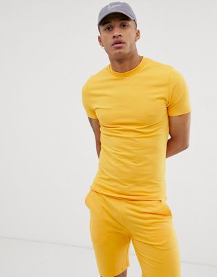 Tracksuit tætsiddende sweatshirt/skinny shorts i gul fra ASOS DESIGN