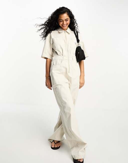 Traje color crema estilo worker utilitario con abertura en la espalda de Calvin Klein Jeans