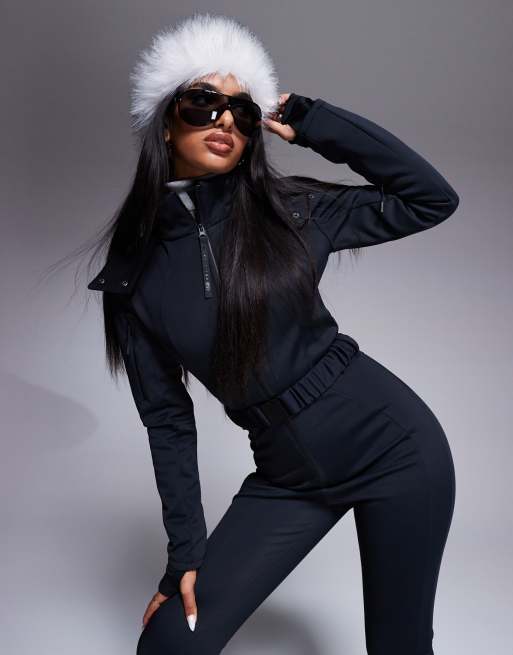 Traje de esqui negro de corte slim acampanado con cinturon y capucha de piel sintetica Ski de ASOS 4505