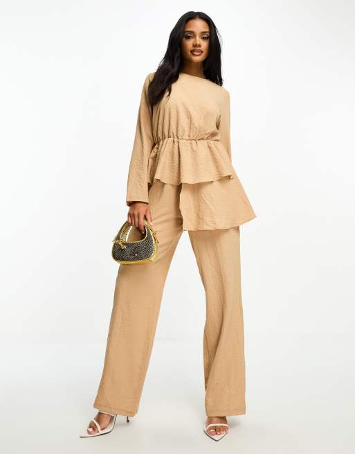 Trendyol - Dækkende jumpsuit med peplum-detalje i kamelbrun