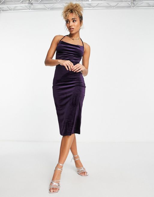 Trendyol – Fioletowa aksamitna sukienka midi na ramiączkach z drapowanym  dekoltem | ASOS