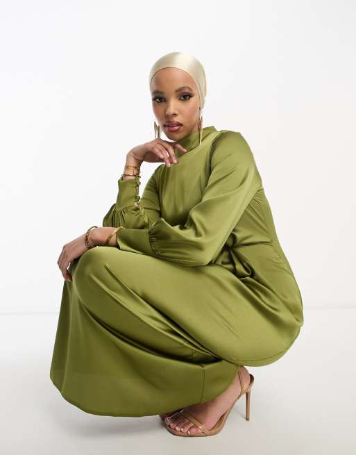 Trendyol – Langärmliges Maxikleid aus Satin in Khaki mit seitlichem Wickeldetail