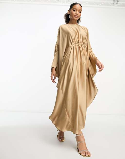 Trendyol - Vestito lungo con maniche a mantella color champagne lucido