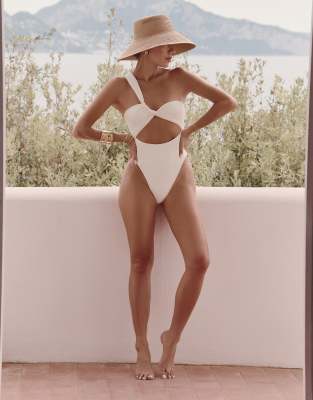 Trikini color crema con detalle retorcido en la parte delantera de 4th & Reckless x Luana Barron