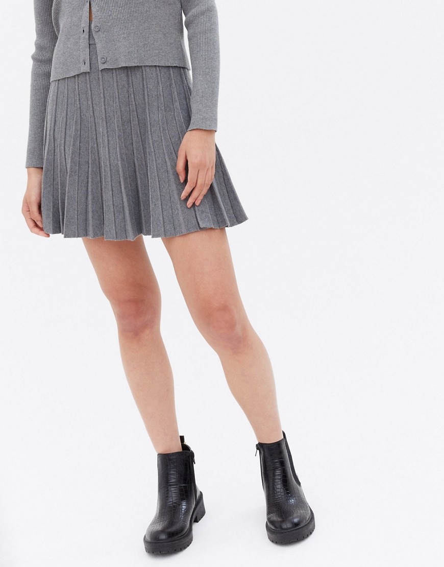 фото Трикотажная плиссированная юбка серого цвета new look-серый