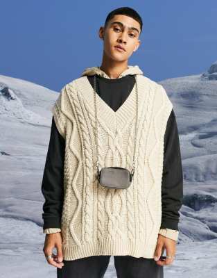 Трикотажный плотный жилет в стиле oversized вязки «косичка» с V-образным вырезом светло-бежевого цвета ASOS DESIGN-Белый