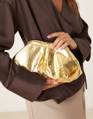 True Decadence - Bauschige Clutch in Metallic-Gold-Goldfarben