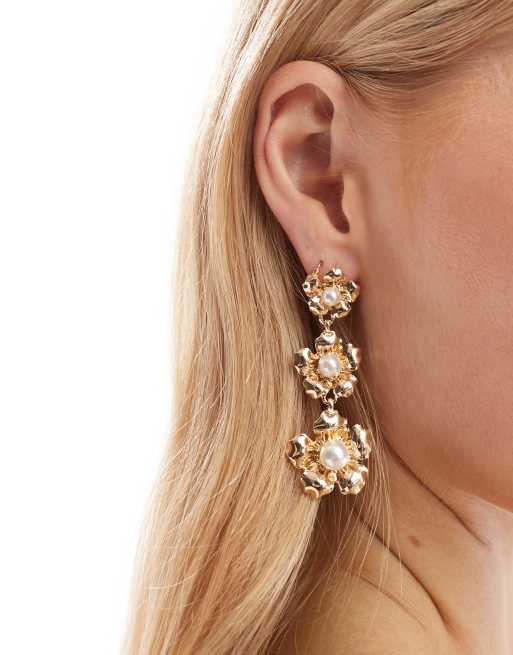 True Decadence – Blumenförmige Statement-Hängeohrringe in Goldoptik mit Perlendetails