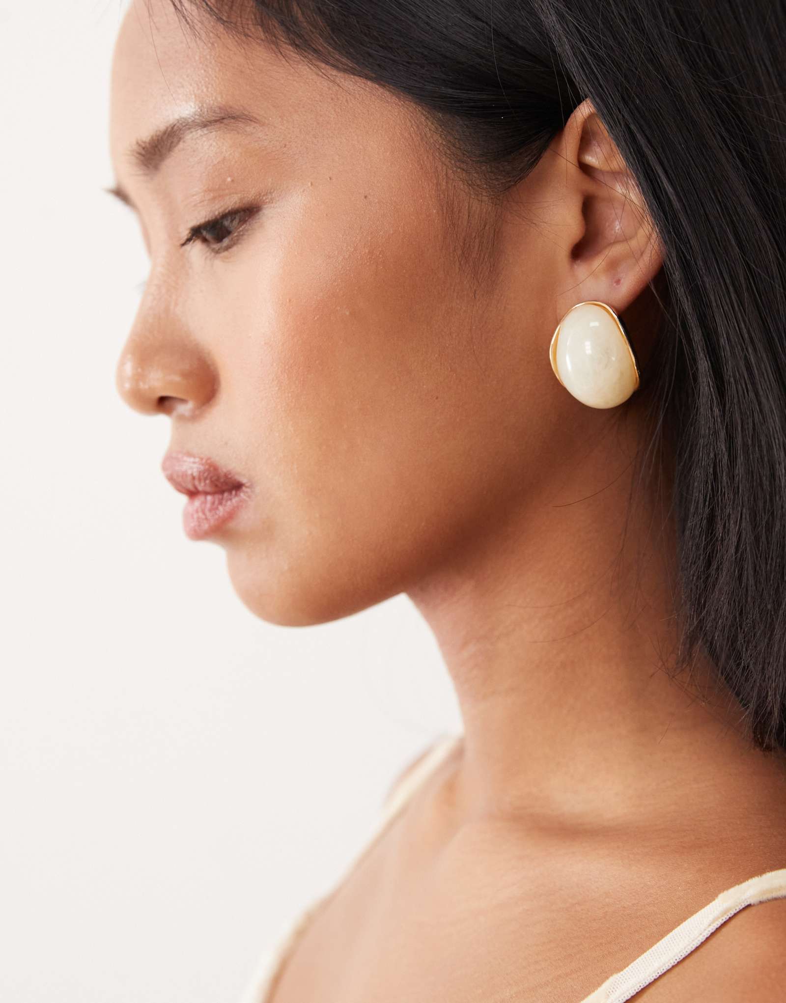 Серьги-гвоздики из искусственного жемчуга в стиле истинного декаданса из массивной смолы золотого оттенка