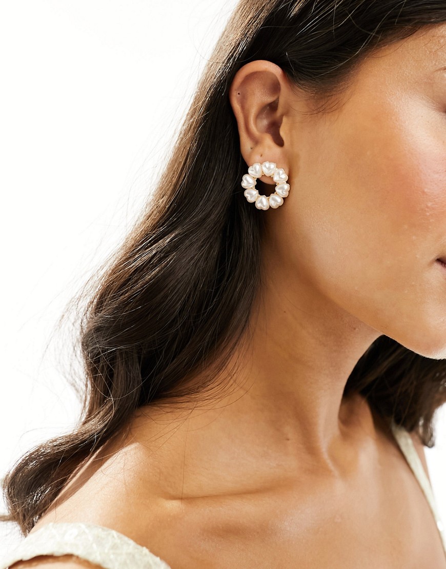True Decadence circle pearl earrings in white