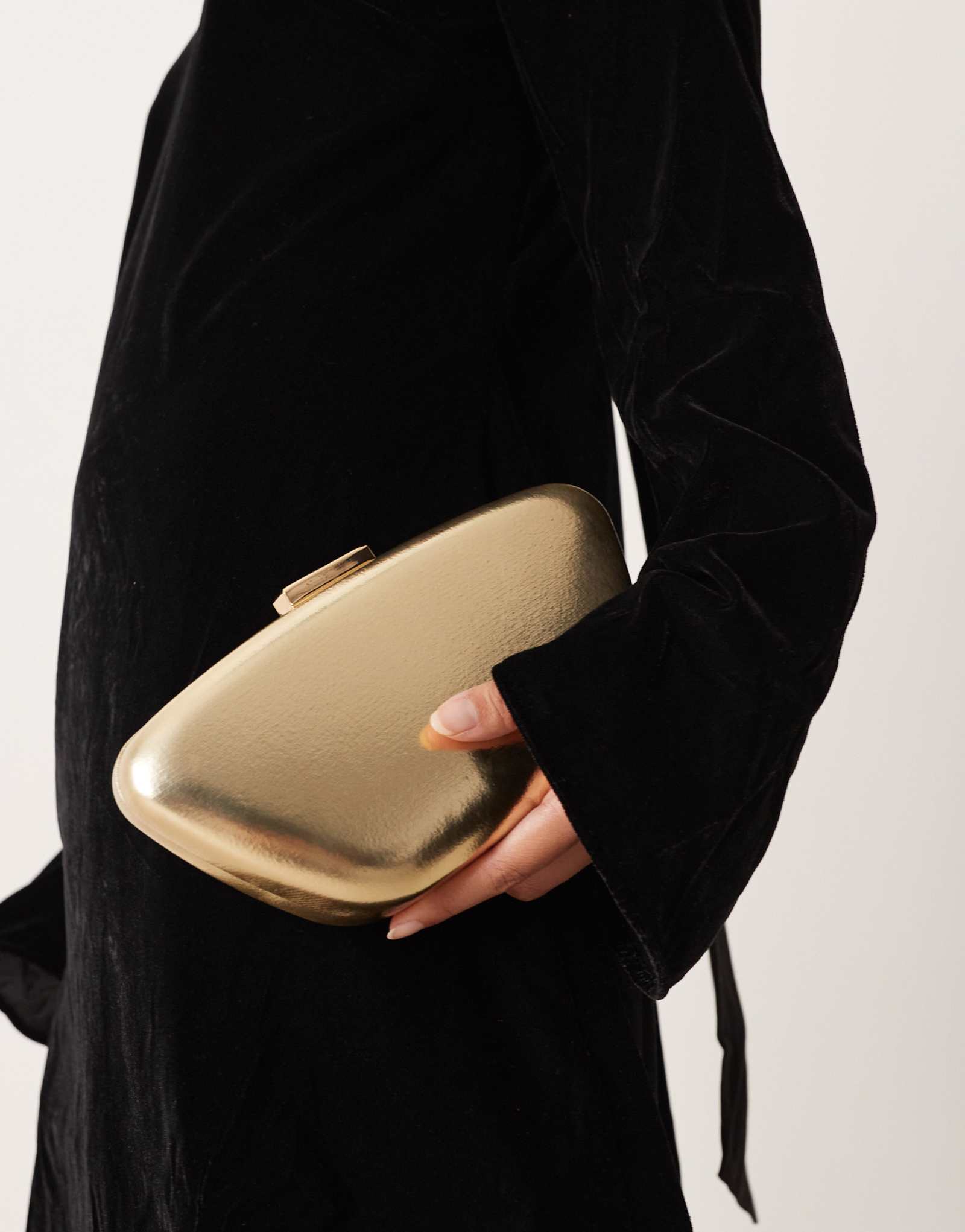 Классический жесткий клатч в стиле истинного декаданса из золота