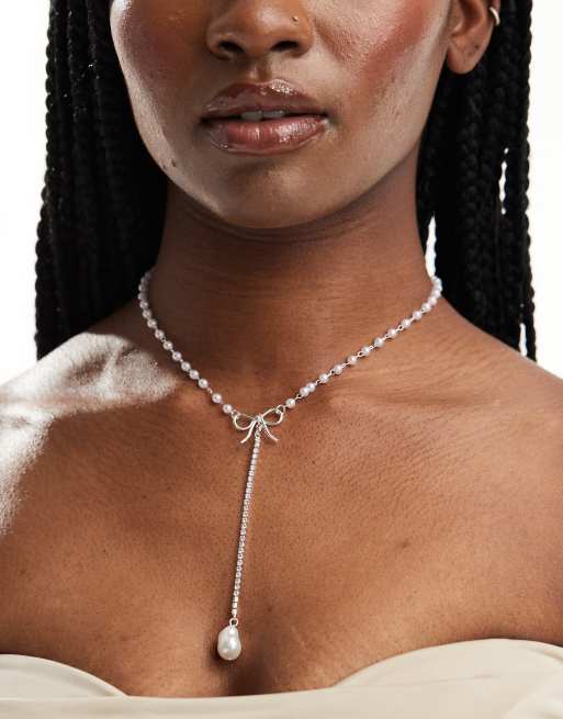 True Decadence - Collana lariat color argento con perle e fiocco 
