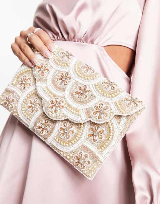 True Decadence - Cremefarvet og guldfarvet bølget kuvert-clutch med perleudsmykning