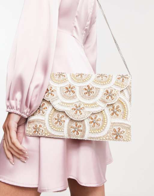 True Decadence - Cremefarvet og guldfarvet bølget kuvert-clutch med perleudsmykning, 4 af 4