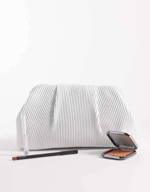 True Decadence - Cremehvid clutch-taske med plisseringer og crossbody-rem, 2 af 4