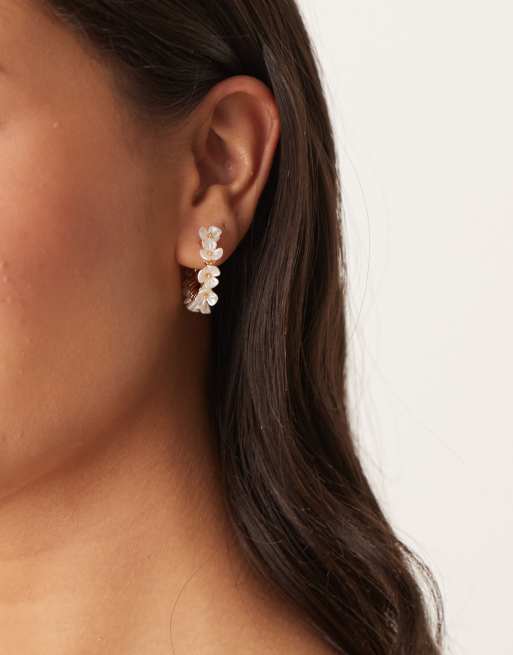 True Decadence – Creolen in Gold mit Blumen-Design und Perlenbesatz