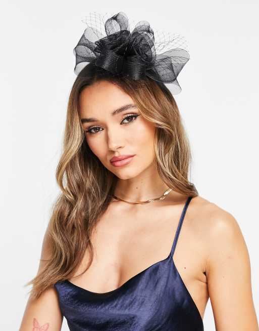 True Decadence – Fascinator in Schwarz mit Blumendetail, 3 von 4