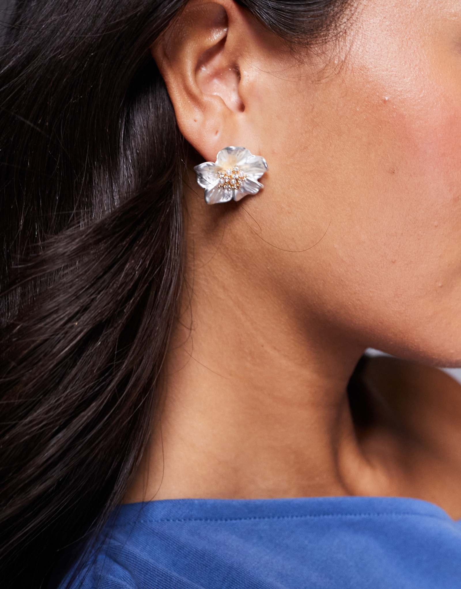 Серьги-гвоздики с цветком из искусственного жемчуга в стиле истинного декаданса 