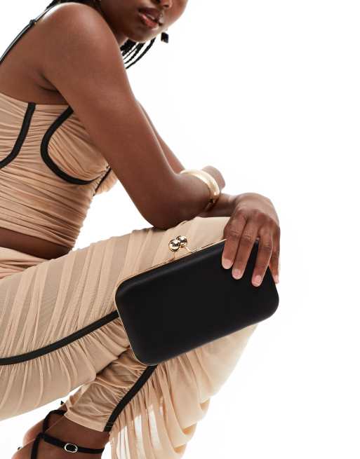 True Decadence - Firkantet clutch i sort satin 