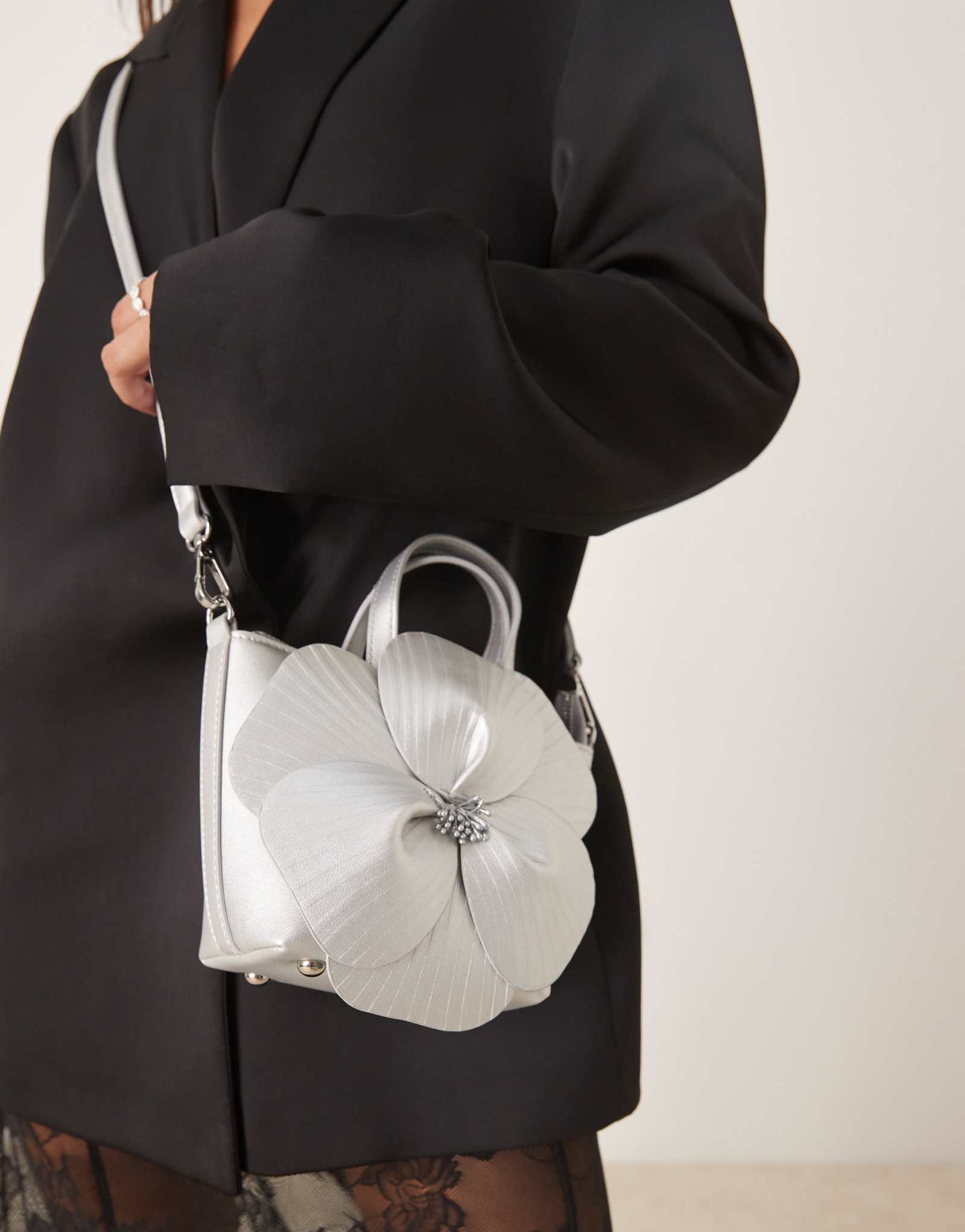 Серебристая сумка с цветочным рисунком в стиле истинного декаданса