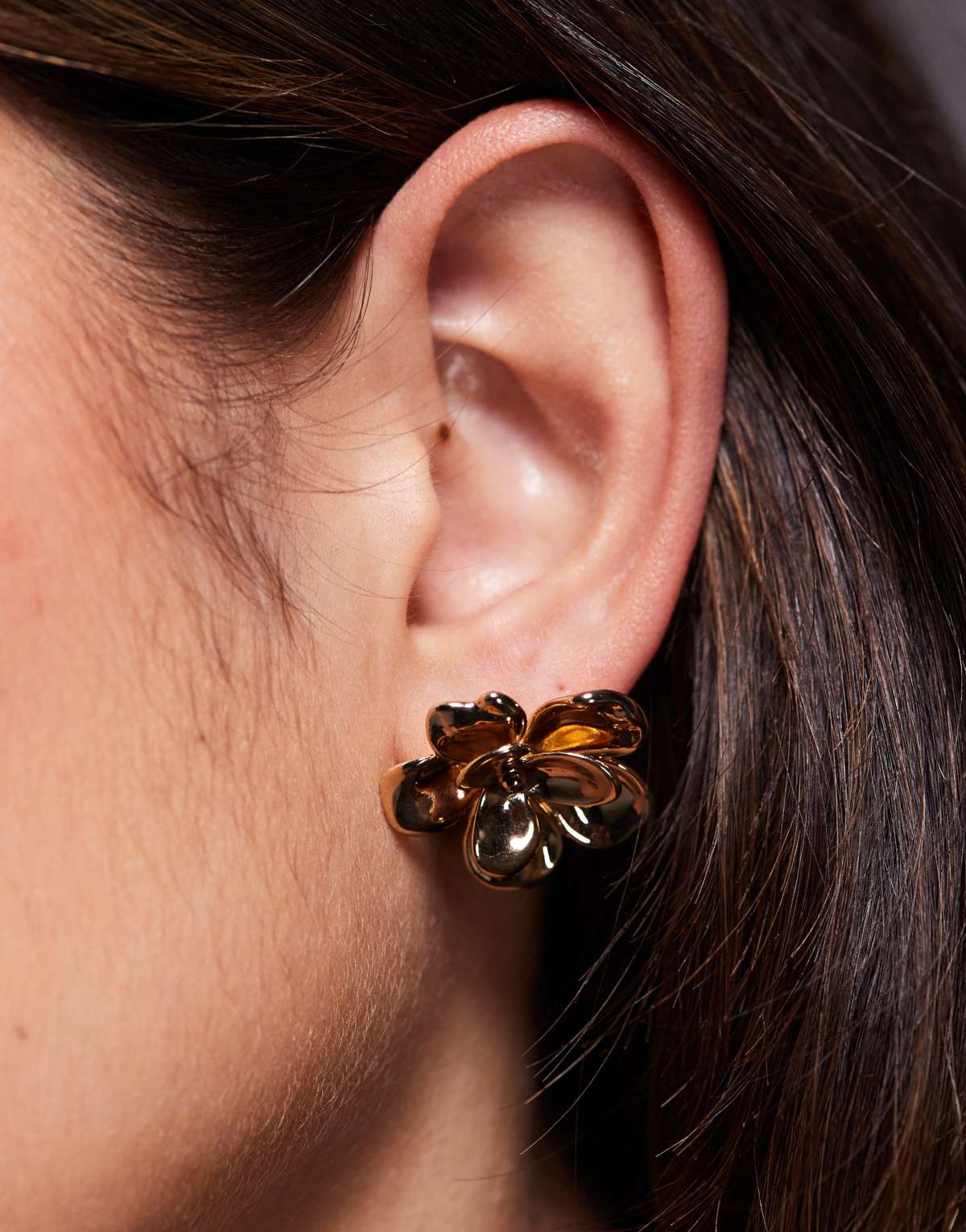 True Decadence flower stud earrings in gold