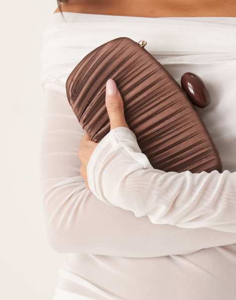 True Decadence - Geplooide satijnen clutch tas in chocoladebruin - view 1