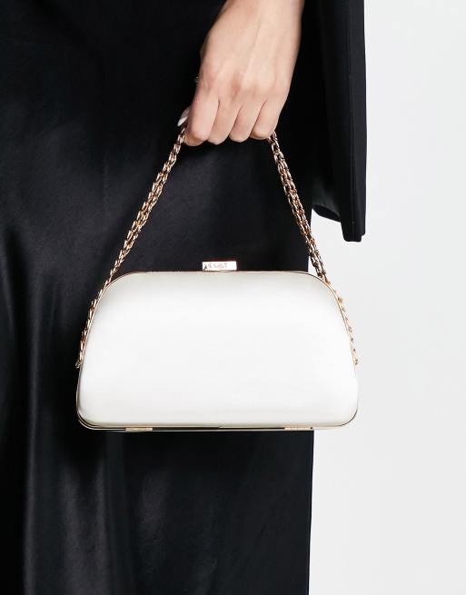 True Decadence – Gräddvit handväska av satin med kedjehandtag