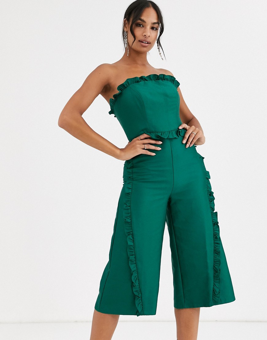 True Decadence – Grön culotte-jumpsuit med bandeau-ringning och volangkant
